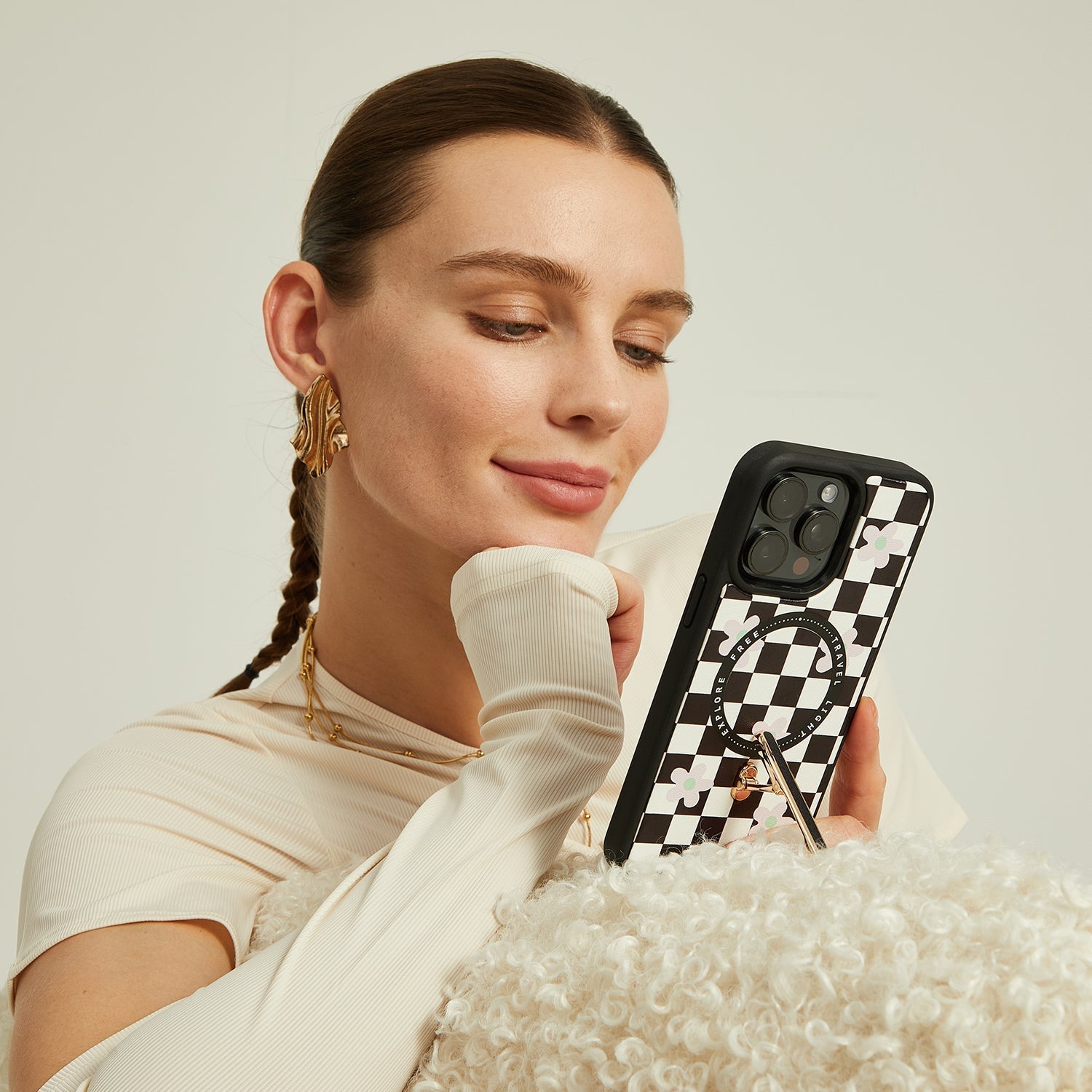 Custype スマホケース: 外出時にバッグが要らない、まったく新しい体験