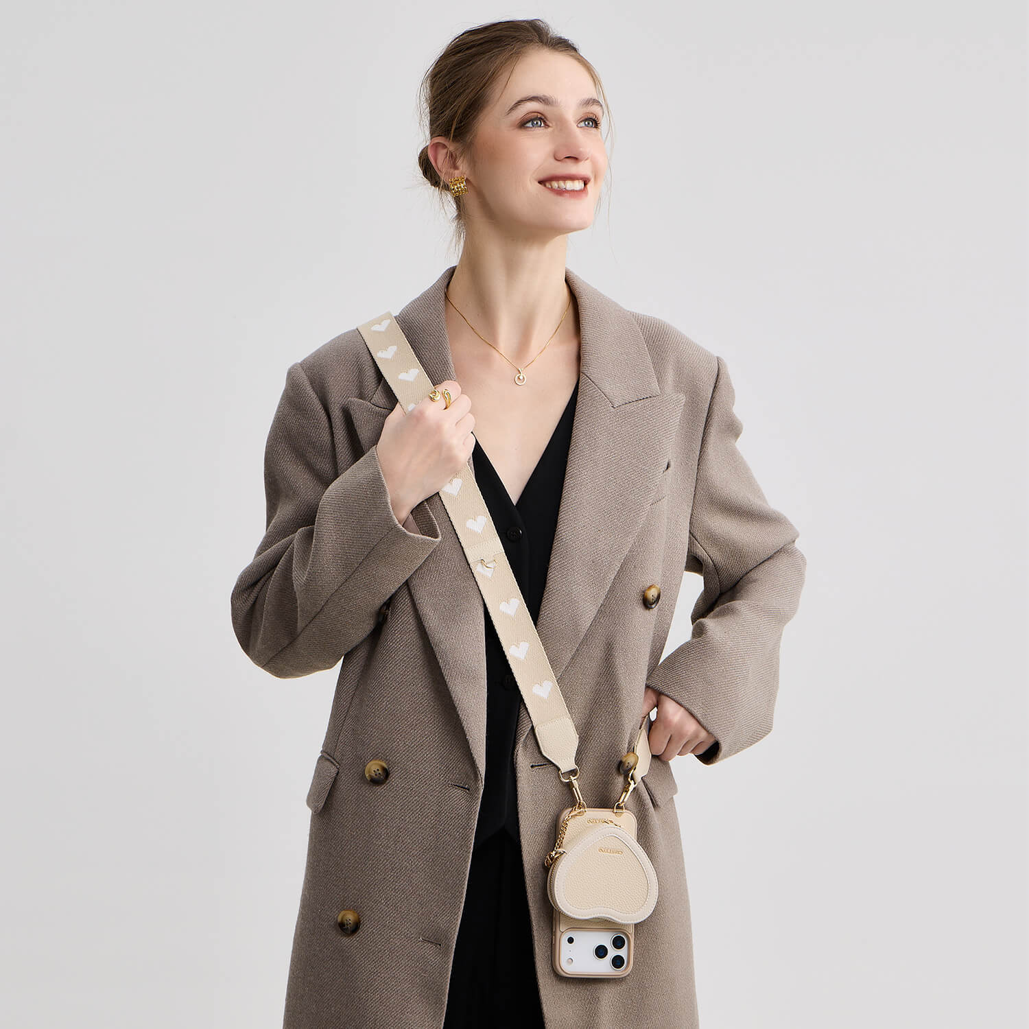 custype ハート型ポーチ付きiPhoneケース　17pro Custype iPhone 17 Pro用ハート型スマホケース：クロスボディ＆リスト