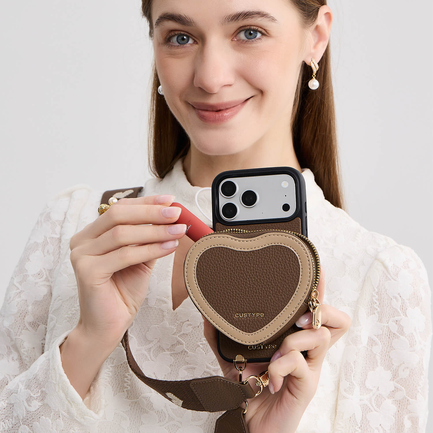 iPhone 16 Pro Max用レザーバイカラーハートケース – シックで完璧に