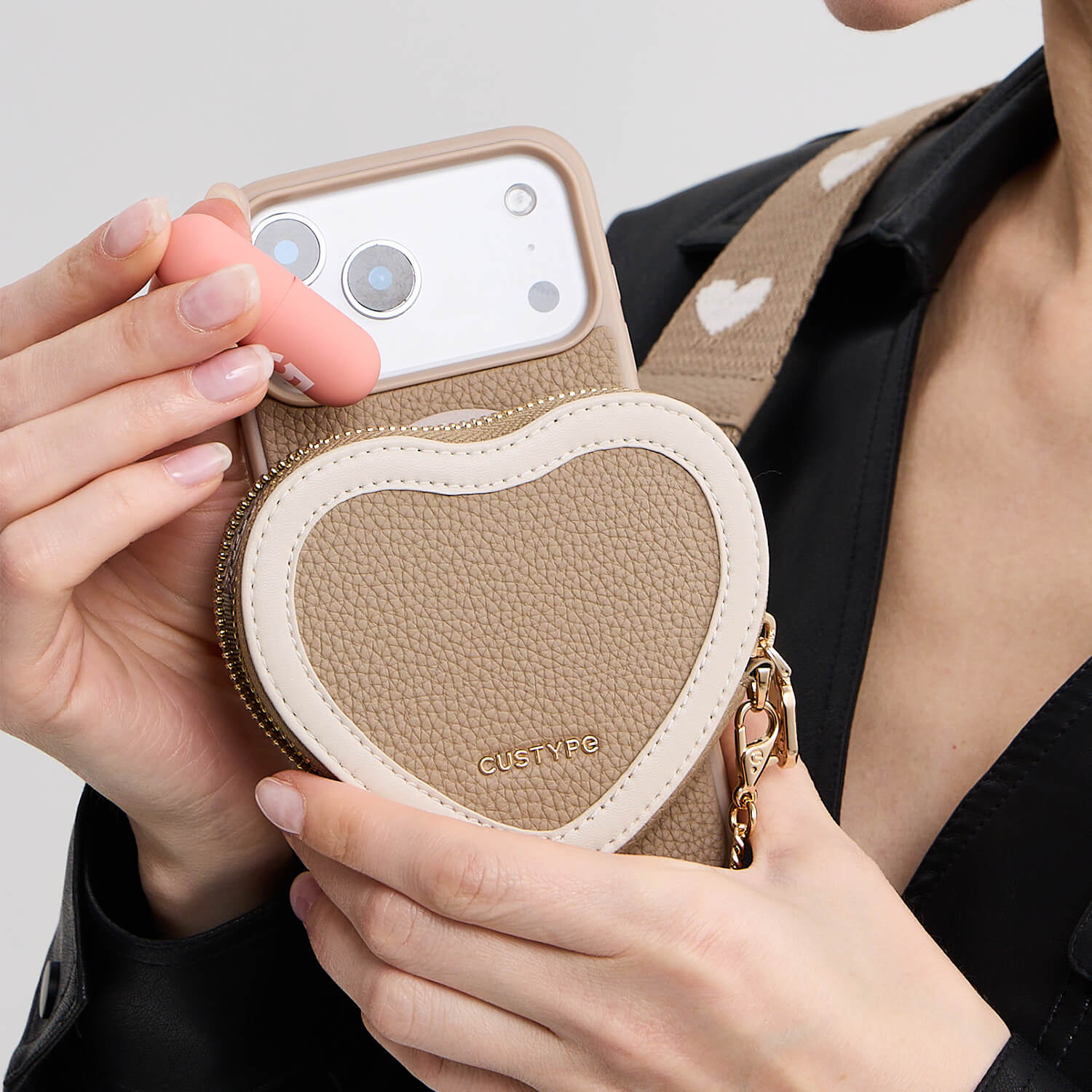 iPhone 17 Pro用レザーバイカラーハートケース – シックで完璧にマッチ