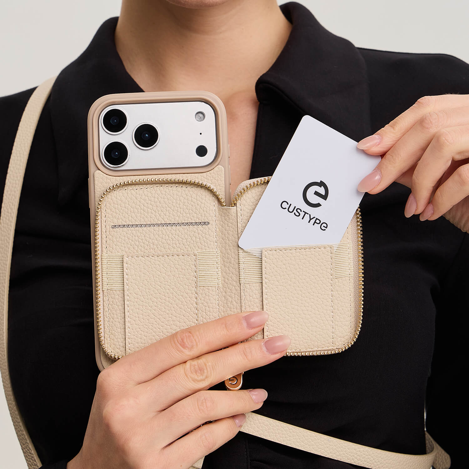 CUSTYPE ZipPouch- Eスタンドウォレットフォンケース Custype Its Me-Lychee iPhone ウォレットケース E シェイプ キック