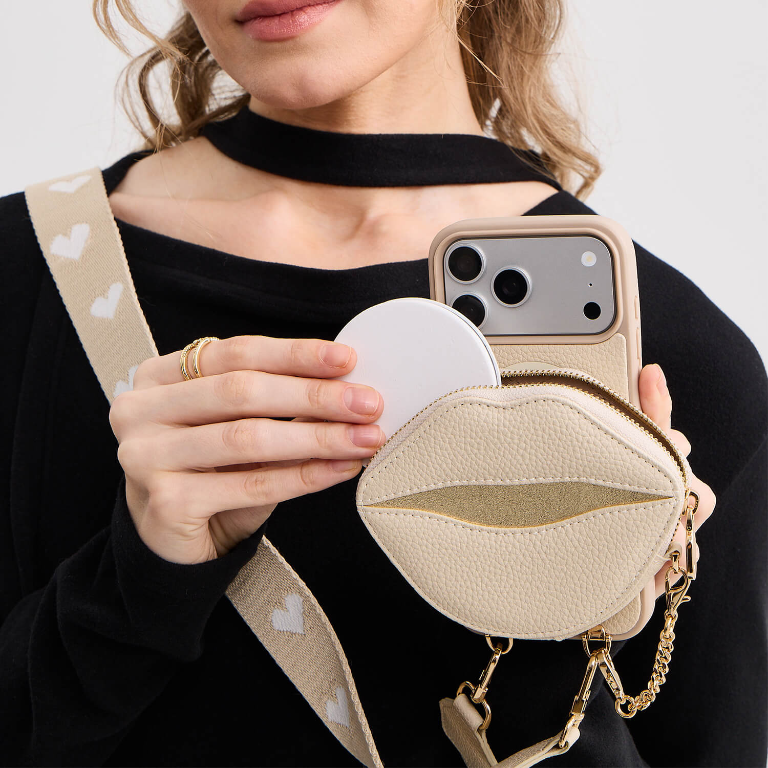 ルトリー・キス ― マグネット式リップポーチ付き iPhone クロスボディケース