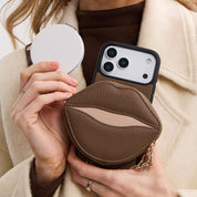 ルトリー・キス ― マグネット式リップポーチ付き iPhone クロスボディケース