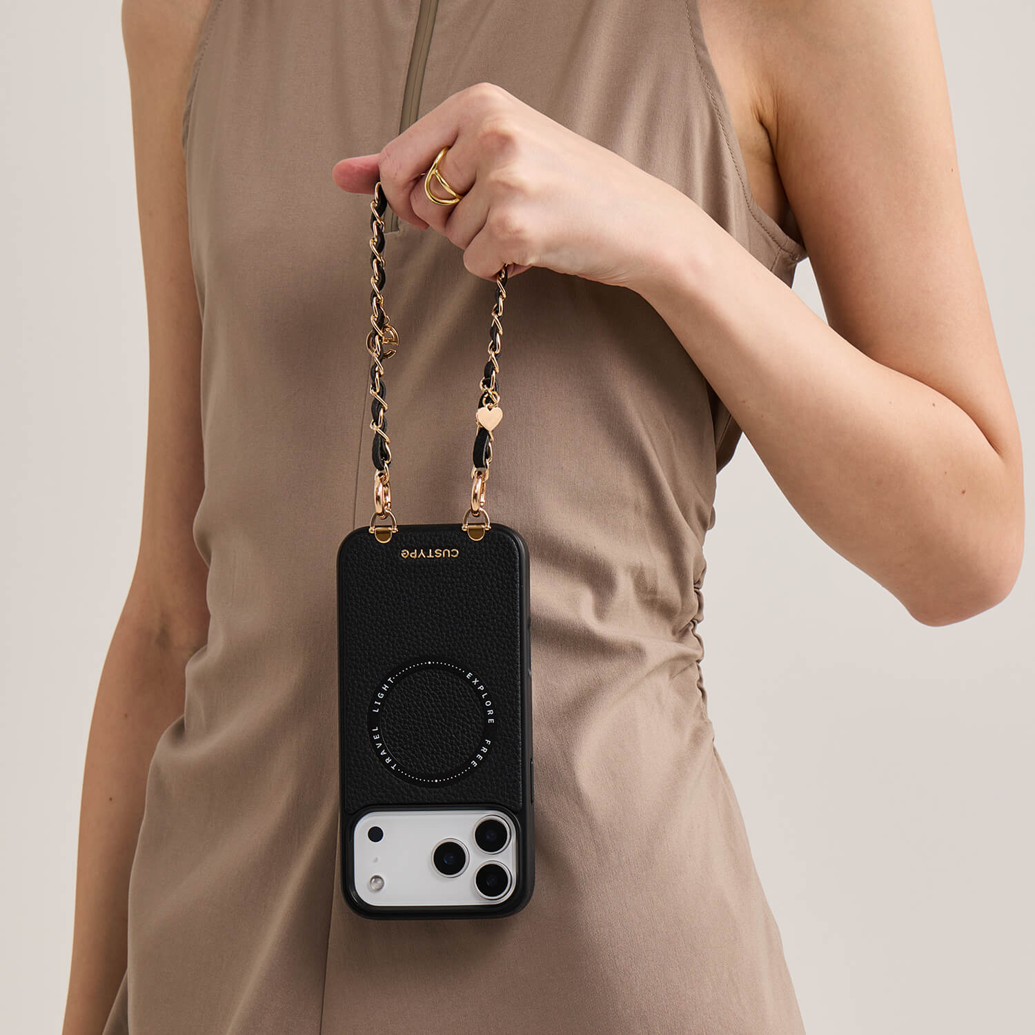 minimal_style_ki_magnetic_phone_case_with_elegant_wristlet_black.jpg